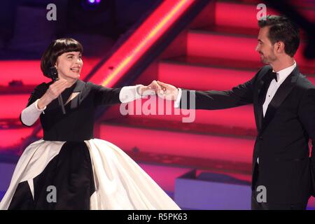 Suhl, Germania. 1 Dic 2018. L'avvento di 100000 luci su 01.12.2018 dal Centro Congressi Suhl con Mireille Mathieu, Florian Silver Travel | Utilizzo di credito in tutto il mondo: dpa picture alliance/Alamy Live News Credito: dpa/Alamy Live News Foto Stock