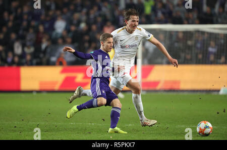 Bruxelles, Belgio - 02 dicembre : Yari Verschaeren e Sander Berge lotta per la palla durante la Jupiler Pro League Match Day 17 tra RSC Anderlecht e KRC Genk sul dicembre 02, 2018 Bruxelles in Belgio. (Foto di Vincent Van Doornick/Isosport) Foto Stock