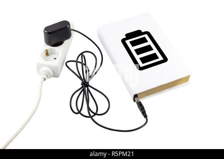 Prenota collegato a un caricabatteria USB. Il simbolo della batteria indica il livello di carica. Foto Stock