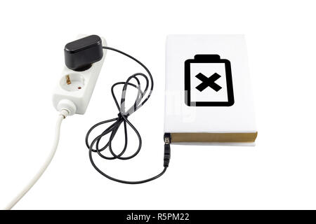 Prenota collegato a un caricabatteria USB. Il simbolo della batteria indica il livello di carica. Foto Stock