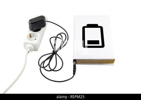 Prenota collegato a un caricabatteria USB. Il simbolo della batteria indica il livello di carica. Foto Stock