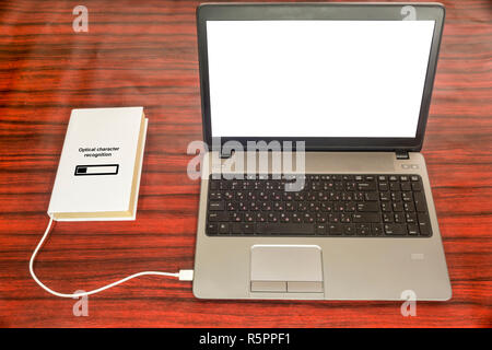 Prenota collegato a un computer portatile tramite un cavo USB. Riconoscimento ottico dei caratteri barra di caricamento. Foto Stock