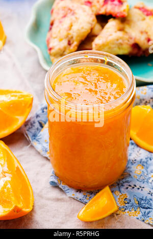 Orange inceppamento nel vasetto di vetro.Il fuoco selettivo Foto Stock