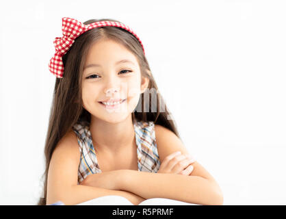 Primo piano della sorridente bambina con capelli lunghi
