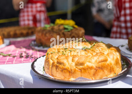 Tradizionale bulgaro chiamato pane pita. Decorate con sesamo e semi di papavero. Foto Stock