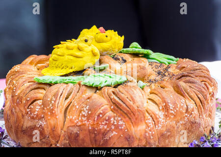 Tradizionale bulgaro chiamato pane pita. Decorate con sesamo e semi di papavero. Foto Stock