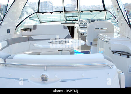 Yacht di lusso interno abitacolo cruscotto e tabella Foto Stock