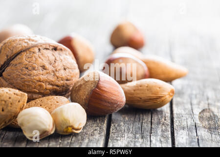 Diversi tipi di dadi in breve. Foto Stock