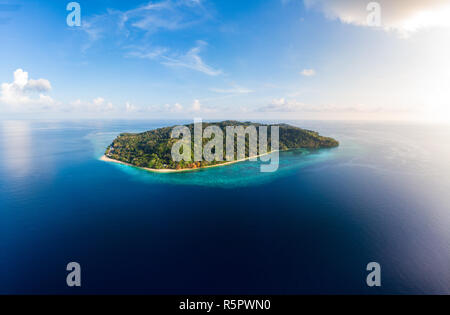 Vista aerea spiaggia tropicale isola corallina mar dei Caraibi. Indonesia arcipelago delle Molucche, Banda isole di Pulau Hatta. Top travel destinazione turistica, migliori Foto Stock