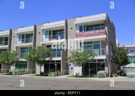 Nuovissimo e moderno bianco residenze di lusso Foto Stock