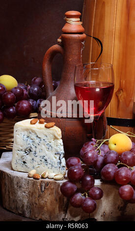 Ancora in vita con vino rosso e formaggio Foto Stock