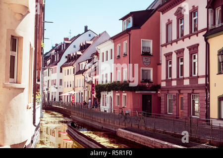 Freiburg im Breisgau, Baden-Württemberg, Germania - 30 luglio 2018 : pittoresche facciate accanto al commercio canale (Gewerbekanal) noto come Little Venice fare Foto Stock