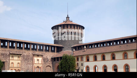 Castello Sforzesco di Milano, Italia, costruita nel XV secolo da Francesco Sforza, duca di Milano, sui resti di una trecentesca fortificazione Foto Stock