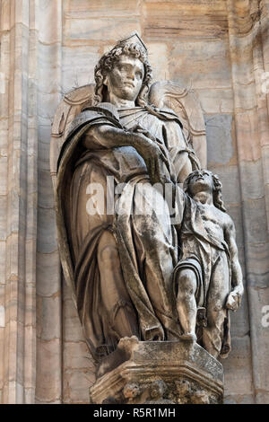 Angelo custode, statua sulla facciata del Duomo di Milano e il Duomo di Santa Maria Nascente, Milano, Lombardia, Italia Foto Stock