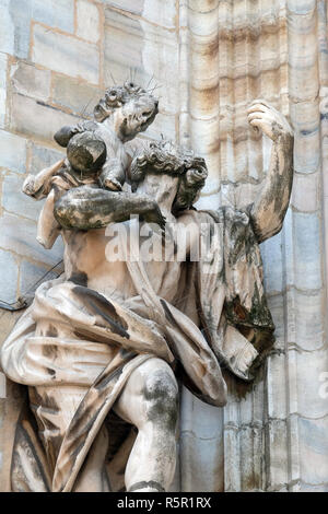 Saint Christhoper, statua sulla facciata del Duomo di Milano e il Duomo di Santa Maria Nascente, Milano, Lombardia, Italia Foto Stock