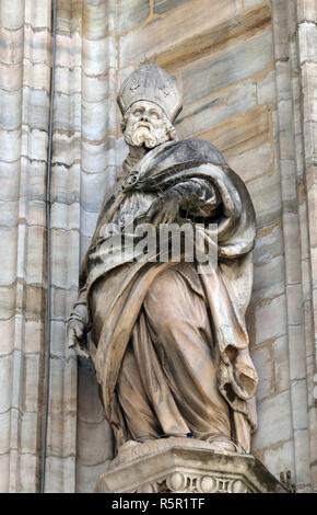 San onorato, statua nel Duomo di Milano e il Duomo di Santa Maria Nascente, Milano, Lombardia, Italia Foto Stock