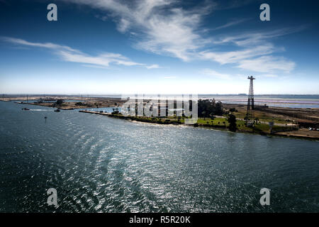 Vista in ingresso al canale di Suez dal mediterraneo a Port Said e Port Fouad in controluce Foto Stock