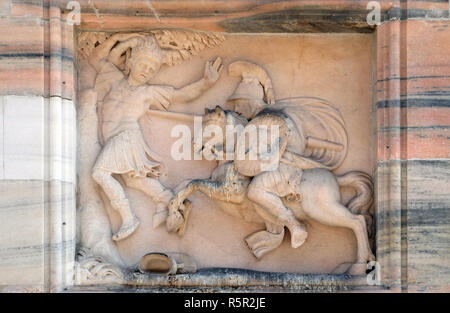 Rilievo marmoreo sulla facciata del Duomo di Milano e il Duomo di Santa Maria Nascente, Milano, Lombardia, Italia Foto Stock