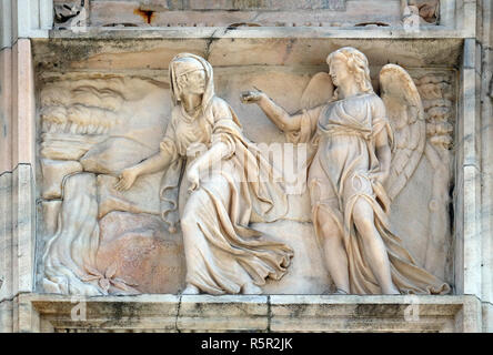 Rilievo marmoreo sulla facciata del Duomo di Milano e il Duomo di Santa Maria Nascente, Milano, Lombardia, Italia Foto Stock