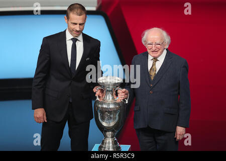 La UEFA Presidente Aleksander Ceferin (sinistra) e Presidente dell' Irlanda Michael D Higgins con Henri Delaunay Trophy seguendo l'Euro 2020 qualificatore europea disegnare presso il Centro Congressi di Dublino. Foto Stock