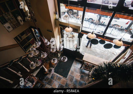 Uzhgorod classico ristorante interno, vista dal secondo piano Foto Stock