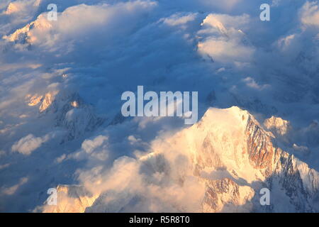 Vista aerea del Mont Blanc (4,808.7 m / 15,777 ft). La montagna più alta delle Alpi illuminate dal sole al tramonto. Foto Stock