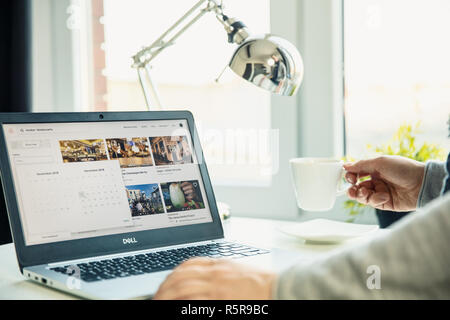 WROCLAW, Polonia - Novembre 29th, 2018: moderni laptop sulla scrivania in ufficio con sito web Airbnb sullo schermo. A‌i‌r‌b‌n‌b‌,‌ ‌I‌n‌c‌.‌ è un servizio online di m Foto Stock