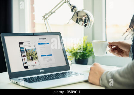 WROCLAW, Polonia - Novembre 29th, 2018: moderni laptop sulla scrivania in ufficio con Instagram sito web sullo schermo. Instagram è una foto e video-sharin Foto Stock