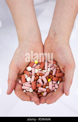 Uomo caucasico azienda pillole farmaci nelle sue mani Foto Stock