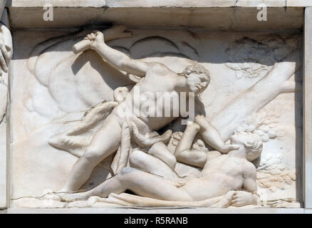 Caino uccidere Abele, rilievo marmoreo sulla facciata del Duomo di Milano e il Duomo di Santa Maria Nascente, Milano, Lombardia, Italia Foto Stock