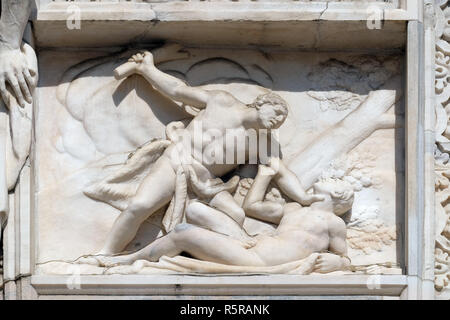 Caino uccidere Abele, rilievo marmoreo sulla facciata del Duomo di Milano e il Duomo di Santa Maria Nascente, Milano, Lombardia, Italia Foto Stock