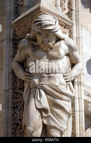 Atlanti scolpiti a sostegno della facciata principale del Duomo di Milano e il Duomo di Santa Maria Nascente, Milano, Lombardia, Italia Foto Stock