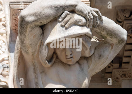 Atlanti scolpiti a sostegno della facciata principale del Duomo di Milano e il Duomo di Santa Maria Nascente, Milano, Lombardia, Italia Foto Stock