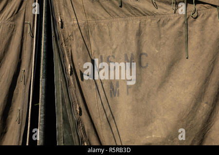 Il verde militare con tenda USMC iniziali (corpo della marina degli Stati Uniti) Foto Stock
