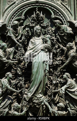 Assunzione della Vergine Maria, dettaglio della principale porta di bronzo del Duomo di Milano e il Duomo di Santa Maria Nascente, Milano, Lombardia, Italia Foto Stock