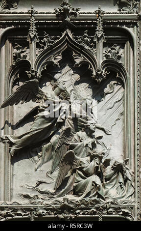 Gli angeli, dettaglio della principale porta di bronzo del Duomo di Milano e il Duomo di Santa Maria Nascente, Milano, Lombardia, Italia Foto Stock