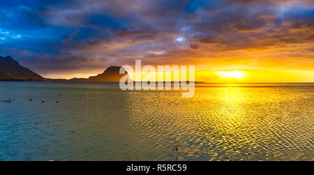 Vista incredibile di Le Morne Brabant al tramonto.Maurizio. Panorama Foto Stock