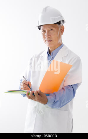 Asian ingegnere senior iscritto Foto Stock