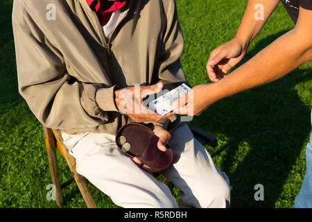 Senior riceve pension,donazione,vecchiaia la povertà Foto Stock