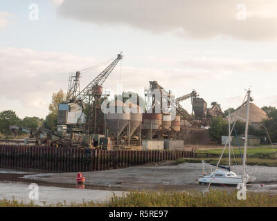 Industria di sabbia materiali di cava fabbrica dock sul fiume Foto Stock