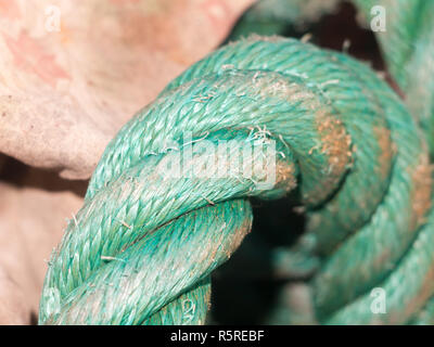 Close up della corda verde nel cortile del dock Foto Stock