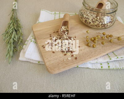 Miscela di sementi in vetro con farina di avena,i semi di lino e di sesamo Foto Stock