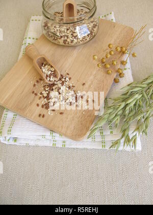 Miscela di sementi in vetro con farina di avena,i semi di lino e di sesamo Foto Stock