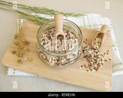 Miscela di sementi in vetro con farina di avena,i semi di lino e di sesamo Foto Stock