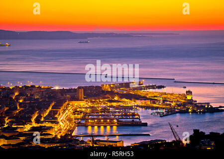 Antenna vista serale del centro di Trieste e di fronte al mare Foto Stock