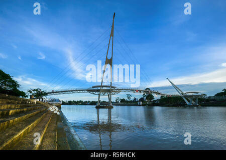 Darul Hana Ponte a Kuching City è attualmente popolare attrazione per turisti Foto Stock