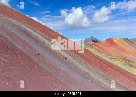 Vinicunca, noto anche come Rainbow Mountain, vicino a Cusco, Perù Foto Stock