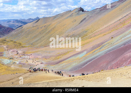 Vinicunca, noto anche come Rainbow Mountain, vicino a Cusco, Perù Foto Stock