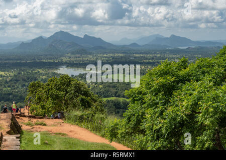 Vista verso sud dalla cima di Lion Rock, Sigiriya, Sri Lanka Foto Stock