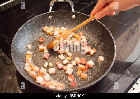 Bacon croccante in padella. Foto Stock